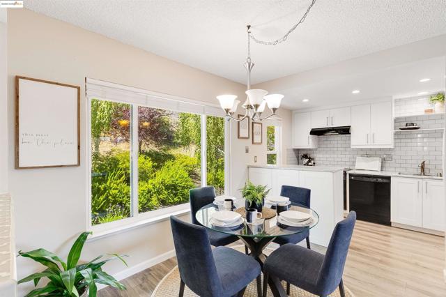 1405 Ptarmigan Dr, Walnut Creek CA: https://media.crmls.org/mediaz/e2640aae-a363-4581-a249-8a4d5204b8df.jpg