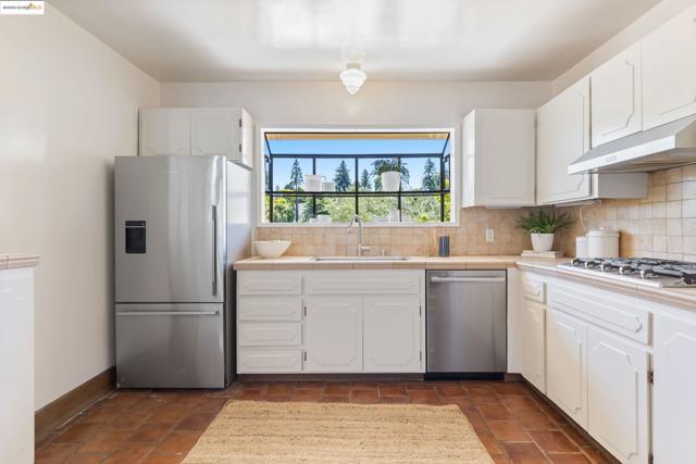 769 Santa Ray Ave, Oakland CA: https://media.crmls.org/mediaz/e264965b-40c5-4c66-8bba-1cdae7f90678.jpg