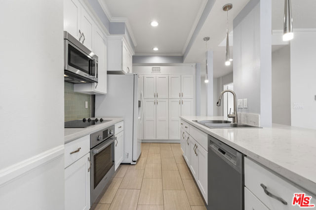 4477 Wilshire Boulevard, Los Angeles CA: https://media.crmls.org/mediaz/e265968c-12c8-48f8-82ba-ed146c26489b.jpg