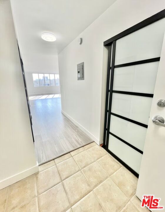 468 S Roxbury Drive, Beverly Hills CA: https://media.crmls.org/mediaz/e265e13b-a4a5-451c-bec2-97fb2c61a36a.jpg