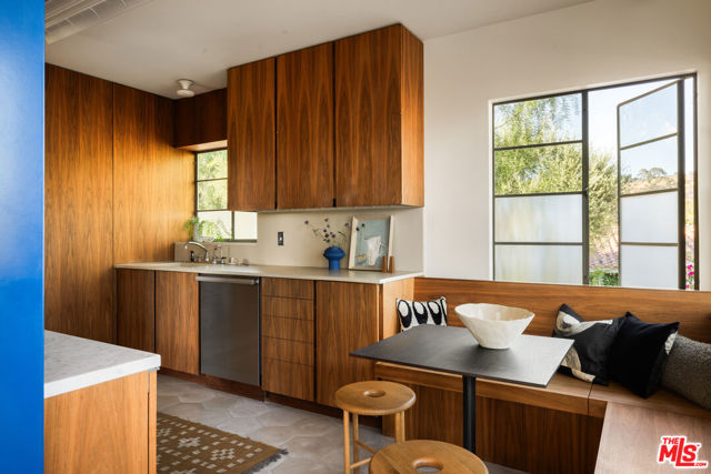 5514 Ridge Oak Drive, Los Angeles CA: https://media.crmls.org/mediaz/e266621a-79fb-4495-8fab-be5d5f83997e.jpg