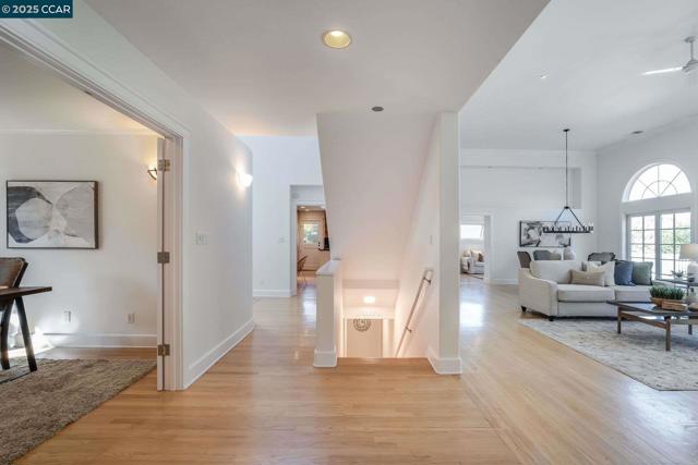 33 Altamount Drive, Orinda CA: https://media.crmls.org/mediaz/e2670bef-1dfc-45a4-b19f-77bccaa3b3ae.jpg