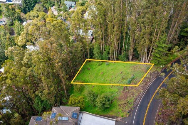 7635 Skyline Blvd, Oakland CA: https://media.crmls.org/mediaz/e267ac86-865d-4f69-9183-3e40203da87f.jpg