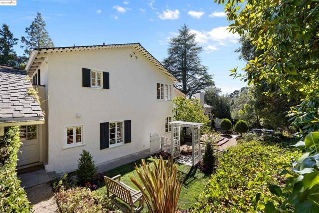 5701 La Salle Ave, Oakland CA: https://media.crmls.org/mediaz/e26889c9-c8a7-4048-8a21-807dfb0c528a.jpg