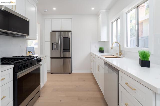 1515 Hampel St, Oakland CA: https://media.crmls.org/mediaz/e268a464-466b-45ce-ad4d-732475081598.jpg