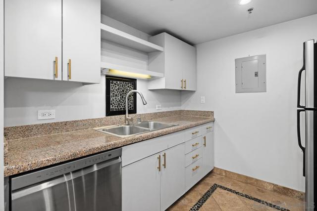425 W Beech St, San Diego CA: https://media.crmls.org/mediaz/e2691cc0-9eba-4c78-a12f-af22b22320cf.jpg