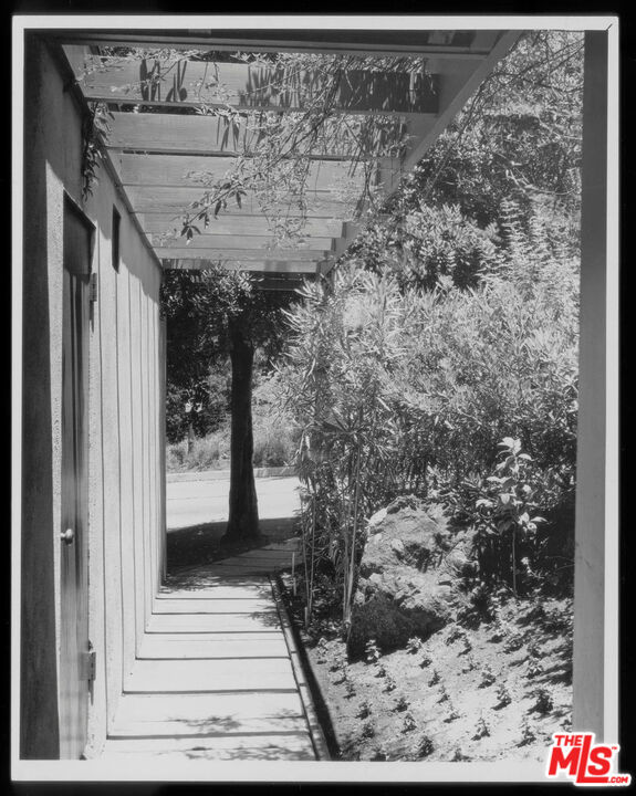 2764 Outpost Drive, Los Angeles CA: https://media.crmls.org/mediaz/e26a5698-40e7-4edf-967a-3f810c62e367.jpg