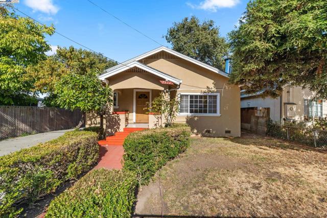 2825 Marlborough Avenue, Redwood City CA: https://media.crmls.org/mediaz/e26a6e91-7a8d-485f-884b-00d392846b7c.jpg