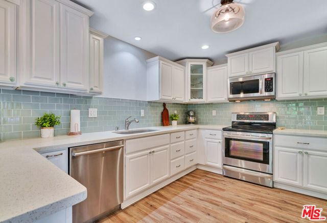 4939 Maytime Lane, Culver City CA: https://media.crmls.org/mediaz/e26a91e0-1255-4f81-b966-87ba2717e2e4.jpg