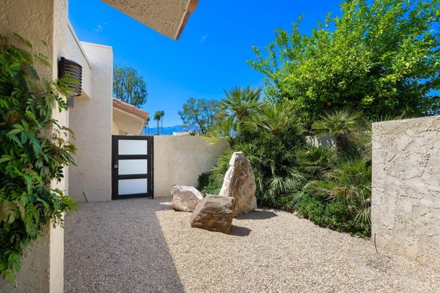 26 Stanford Drive, Rancho Mirage CA: https://media.crmls.org/mediaz/e26a9ae1-98ba-4645-a20f-306128a6ec64.jpg