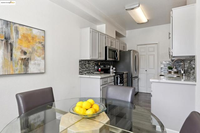 63 Lakeshore Ct, Richmond CA: https://media.crmls.org/mediaz/e26ad43d-b3c5-435b-a194-3d0efe8f3964.jpg