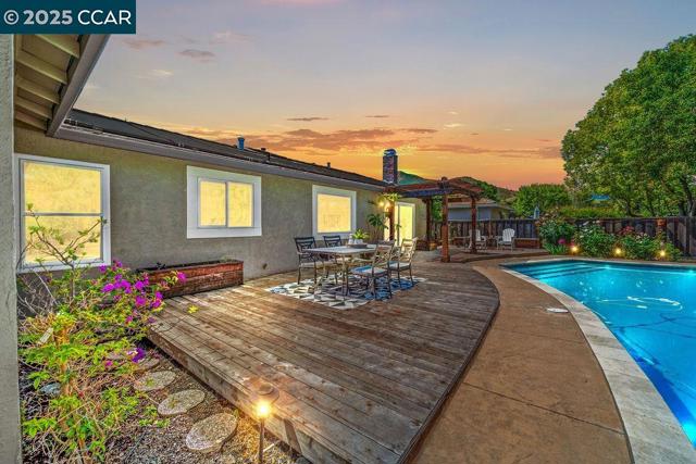 21 Mirango Ct, Clayton CA: https://media.crmls.org/mediaz/e26b1fa7-c86d-4fe7-b4ed-264ec773007b.jpg
