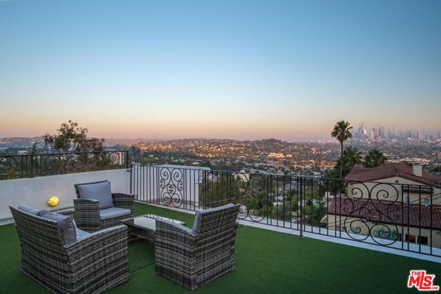 4733 Bonvue Avenue, Los Angeles CA: https://media.crmls.org/mediaz/e26b3d0a-878d-4cb3-a8e9-965136b57fe5.jpg