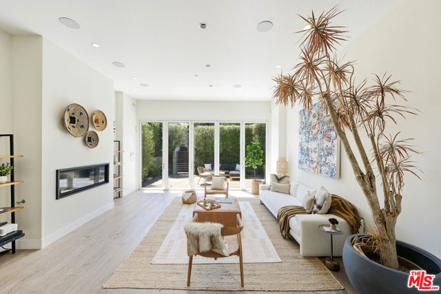 653 Oxford Ave, Venice CA: https://media.crmls.org/mediaz/e26b6752-b1ad-461c-93b0-bb790fd3d0fa.jpg