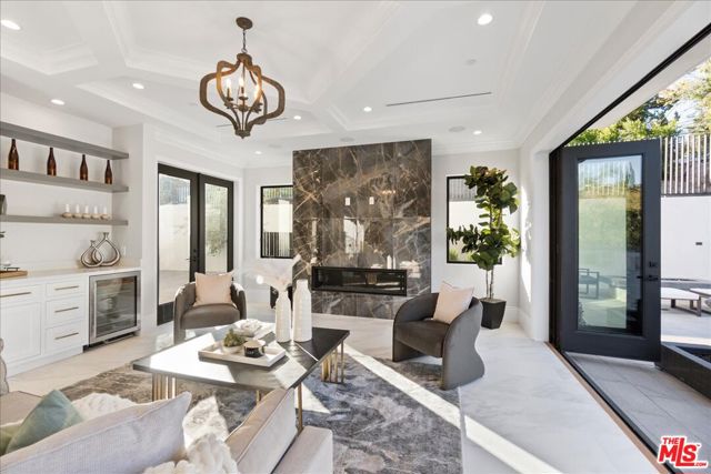 4351 Vanalden Avenue, Tarzana CA: https://media.crmls.org/mediaz/e26b69d2-306c-470c-8302-07c90bcf496d.jpg