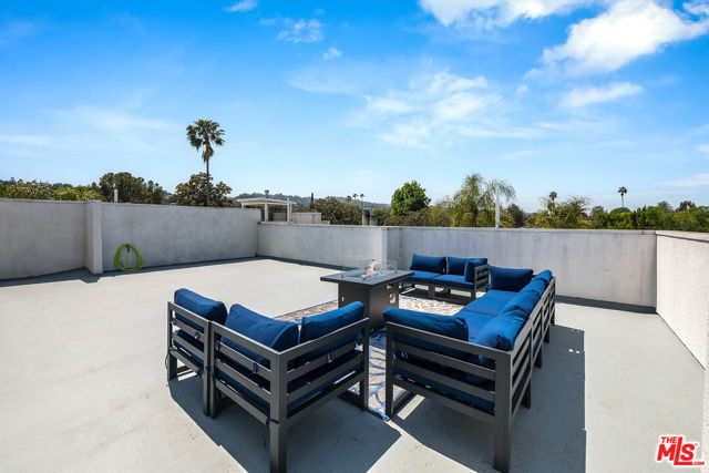 4326 Babcock Avenue, Studio City CA: https://media.crmls.org/mediaz/e26bb2cb-e9b6-40d3-b588-76bea94f4d97.jpg