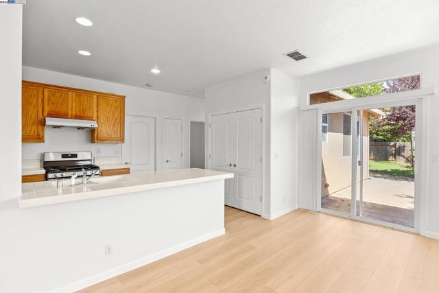 4 Mistyvale Ct, Sacramento CA: https://media.crmls.org/mediaz/e26c4e64-d9fb-450a-9054-47e6f697a764.jpg