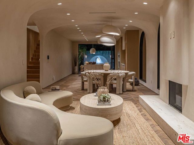 309 N Arden Boulevard, Los Angeles CA: https://media.crmls.org/mediaz/e26ce4c1-790c-4610-9c20-0e57c8a588ff.jpg