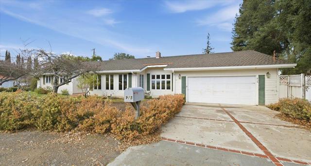 915 Berry Avenue, Los Altos CA: https://media.crmls.org/mediaz/e26d3955-5d8f-4d99-a2fb-eb8c4d74ce02.jpg