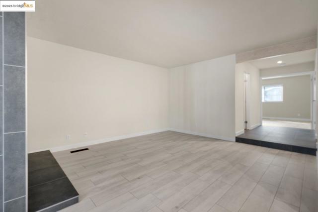 8711 Mountain Blvd, Oakland CA: https://media.crmls.org/mediaz/e26e06ff-7a64-4451-87b5-7dde9db98eb9.jpg