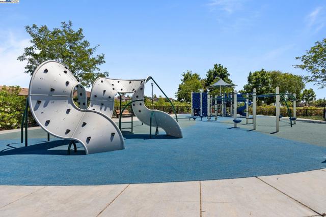 6454 Green Castle Cir, Discovery Bay CA: https://media.crmls.org/mediaz/e26e14b8-ccfd-4756-997b-07570d516607.jpg