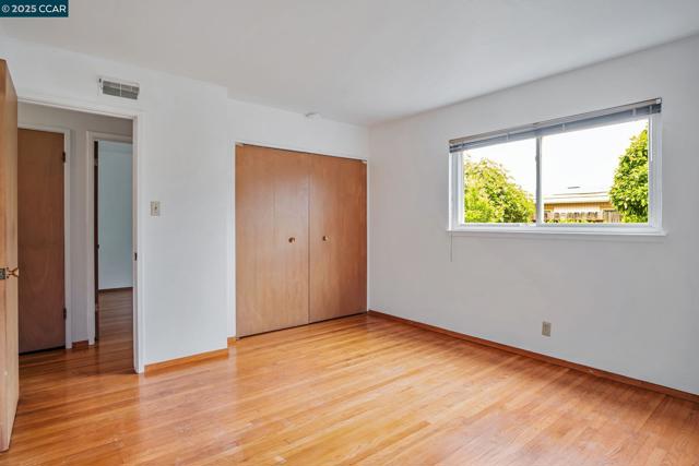 520 Celia St, Hayward CA: https://media.crmls.org/mediaz/e26e1a31-de57-406e-b313-e24a502af2a1.jpg