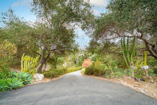 2719 Via Del Robles, Fallbrook CA: https://media.crmls.org/mediaz/e26e594f-318f-43c8-bc27-e8de21872531.jpg