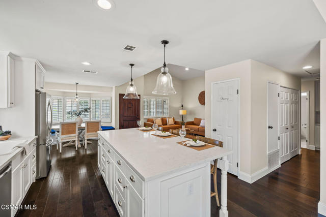4570 N Vistapark Drive, Moorpark CA: https://media.crmls.org/mediaz/e26e757b-3158-4d34-9642-012bc91d79d6.jpg