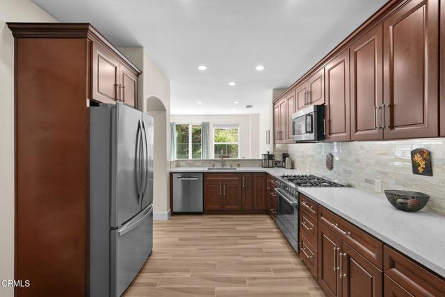 Detail Gallery Image 10 of 46 For 596 Fenwick Way #C,  Simi Valley,  CA 93065 - 3 Beds | 2/1 Baths