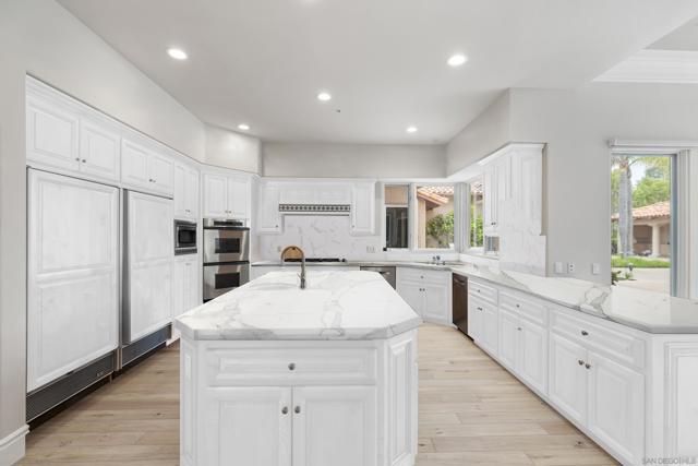 18050 Rancho La Cima Corte, Rancho Santa Fe CA: https://media.crmls.org/mediaz/e2700ccc-4df5-4618-b89a-5dee60208f1d.jpg