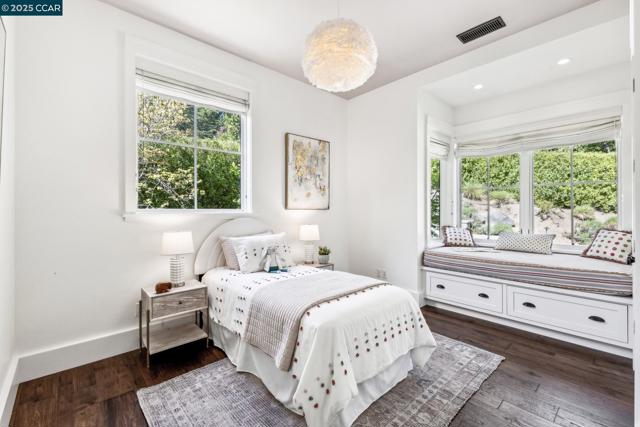 25 La Campana, Orinda CA: https://media.crmls.org/mediaz/e27014ba-17f5-406f-a59a-cf3f90b23088.jpg