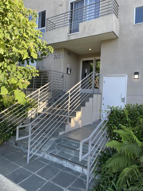 5764 San Vicente Blvd, Los Angeles, California 90019, 2 Bedrooms Bedrooms, ,2 BathroomsBathrooms,Condominium,For Sale,San Vicente Blvd,240019606SD