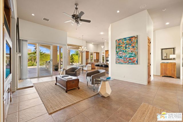 16 Villaggio Place, Rancho Mirage CA: https://media.crmls.org/mediaz/e27097dc-cdd5-4396-9c0e-45ced5f856ae.jpg