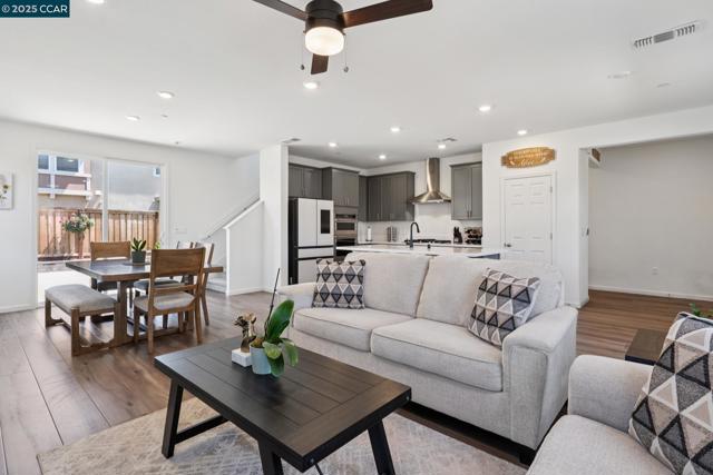 5013 Shefford Ct, Vacaville CA: https://media.crmls.org/mediaz/e270a9d8-4d84-4122-b2e0-6a8f9e54be71.jpg