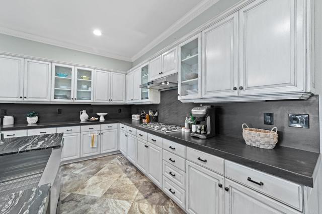 Detail Gallery Image 11 of 62 For 2216 Blossom Hill Ln, Escondido,  CA 92029 - 5 Beds | 4/1 Baths