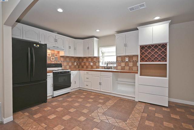 974 Walnut Dr, Oakley CA: https://media.crmls.org/mediaz/e270cf5e-04d2-4f52-97a1-d7d8f9f6d5c4.jpg