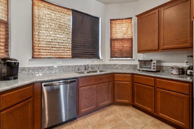 572 St Helena Drive, Newman CA: https://media.crmls.org/mediaz/e2715bf4-87f5-49e0-a1d2-d261990f3e43.jpg