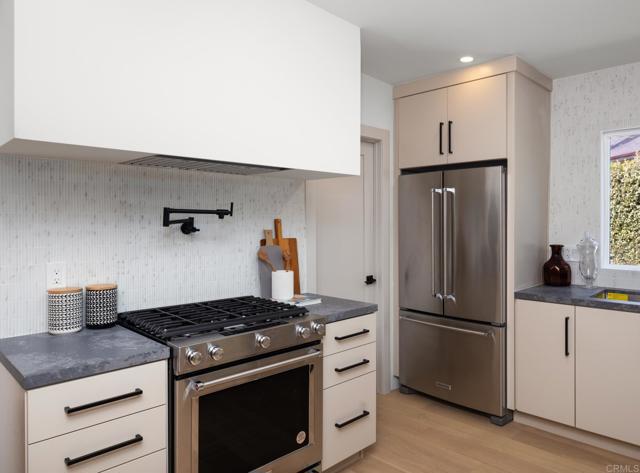 Detail Gallery Image 12 of 35 For 7525 Piper Pl, Los Angeles,  CA 90045 - 3 Beds | 2 Baths