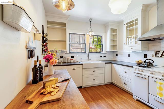 6108 Hillegass Ave, Oakland CA: https://media.crmls.org/mediaz/e2721019-a23d-4d7a-8681-e178e05fb694.jpg