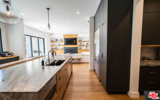 18938 Wells Drive, Tarzana CA: https://media.crmls.org/mediaz/e2732dc9-a004-4159-8598-92b24153c5d3.jpg