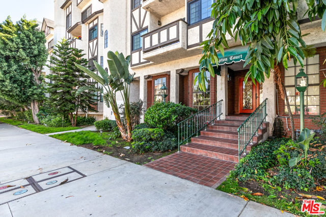 17914 Magnolia Boulevard, Encino CA: https://media.crmls.org/mediaz/e273d287-1d7a-4d4c-8239-e2fc340c09df.jpg