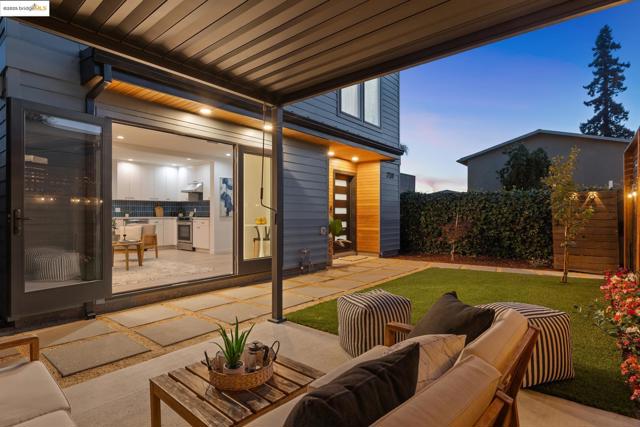 737 61st St, Oakland CA: https://media.crmls.org/mediaz/e273ea34-9a16-4186-bac1-17964f89e253.jpg