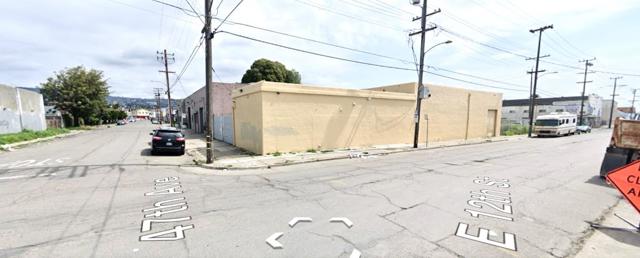 4700 E 12th Street, Oakland CA: https://media.crmls.org/mediaz/e275affa-159b-47f4-bec7-21ea5291c069.jpg