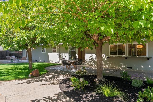 1515 Grove Way, Concord CA: https://media.crmls.org/mediaz/e275ea1b-fc1a-4a93-a0f7-640fc05fbb7f.jpg