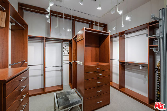 3000 Cornwall Drive, Glendale CA: https://media.crmls.org/mediaz/e276c644-3884-4d2c-a7b8-8eaff70d9fa7.jpg