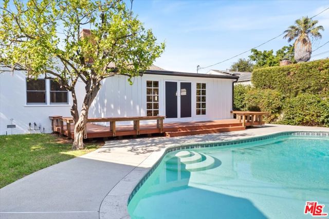 12848 Tiara Street, Valley Village CA: https://media.crmls.org/mediaz/e2770636-6906-4bd6-9228-014ef081cd23.jpg