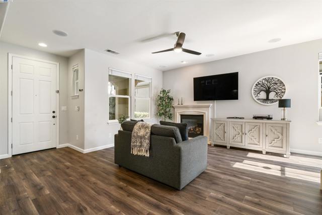 215 W Santa Cruz Way, Mountain House CA: https://media.crmls.org/mediaz/e27728d0-1a44-4426-bc11-a66378ff9f69.jpg