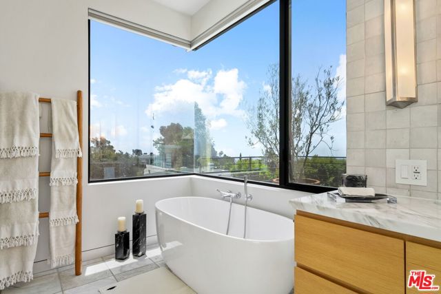 1030 Somera Road, Los Angeles CA: https://media.crmls.org/mediaz/e277c2e7-8094-463a-b4e2-0ed6ae710c60.jpg