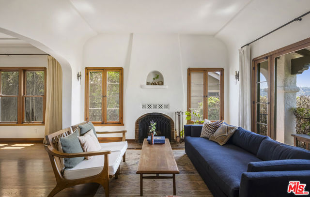 6105 Mount Angelus Drive, Los Angeles CA: https://media.crmls.org/mediaz/e278d7c6-41e4-4eb3-9ea8-e9f264fd5d81.jpg