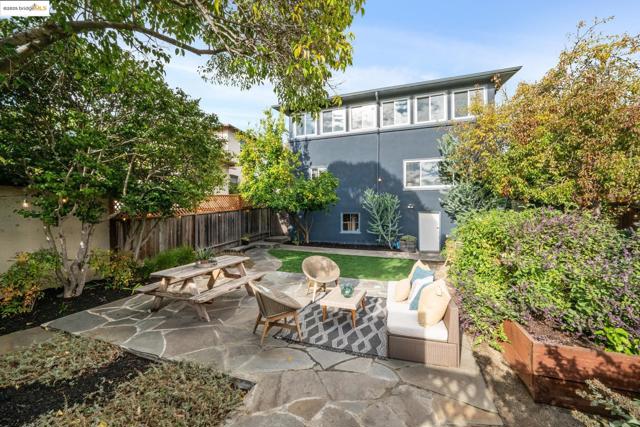 919 Mckinley Ave, Oakland CA: https://media.crmls.org/mediaz/e27ac8e7-23df-4bd0-b1a3-fe77388e8233.jpg